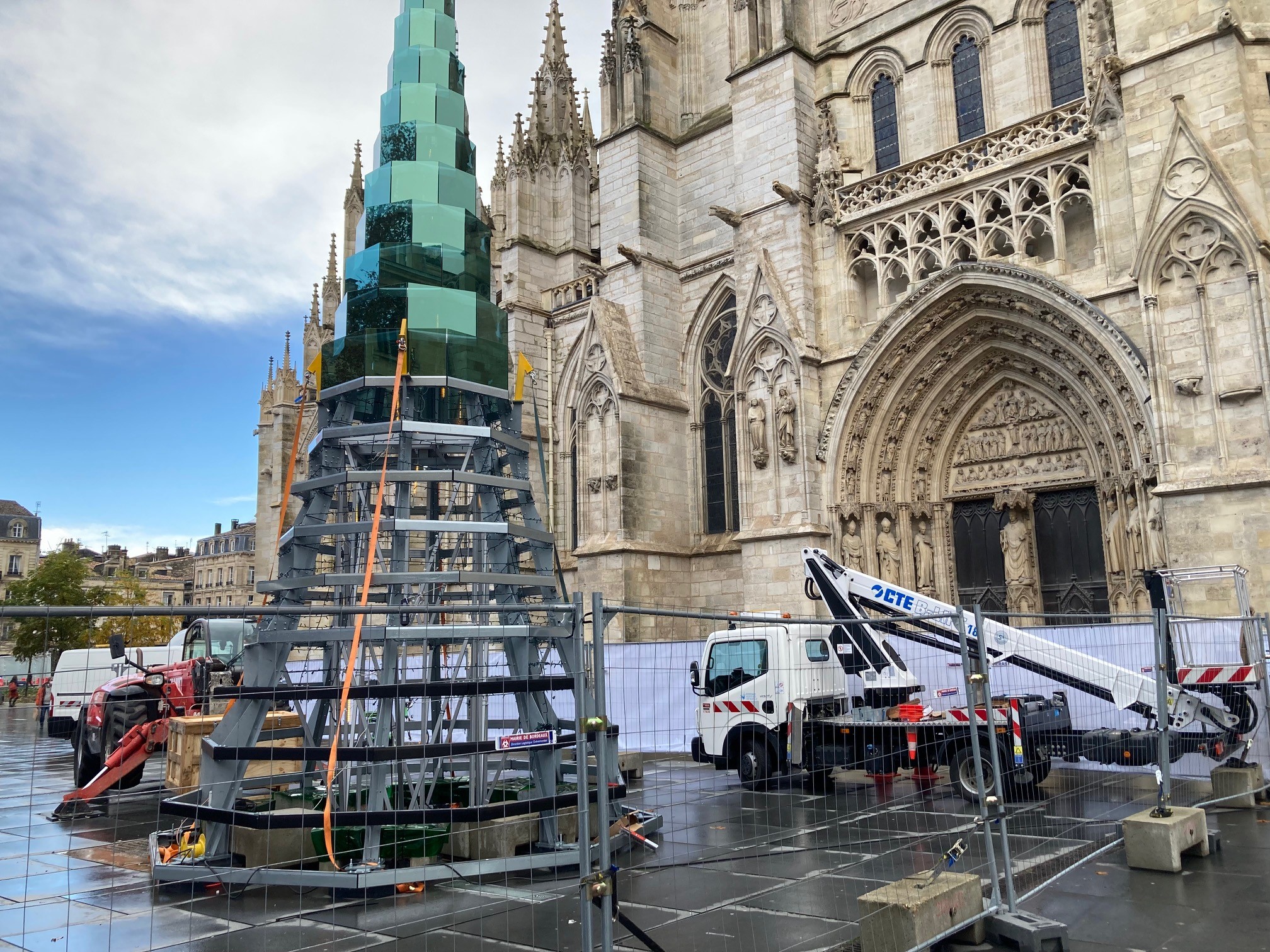 Bordeaux : Pierre Hurmic, installe son "arbre de Noël" Bordeaux : Pierre Hurmic, installe son "arbre de Noël"